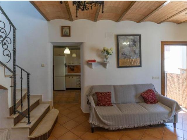 CASA DE CAMPO ADOSADA CON PATIO, TERRAZA CON MUY BUENAS VISTAS. MUY CERCA DEL PUEBLO. ZONA DE APARCA