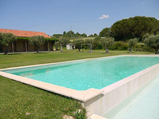 Casa de campo charmosa T5+1 mobilada e equipada, com jardim e piscina, próximo de Azeitão, em pleno parque Natural da Arrábida. Arrendamento disponível a partir de Setembro