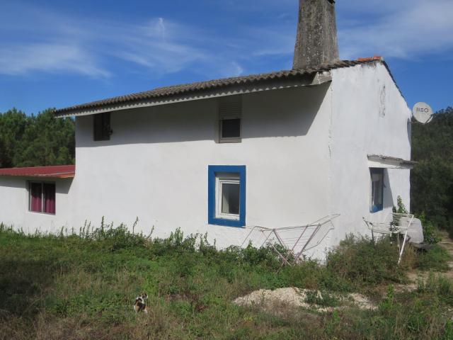CASA DE CAMPO COM 8.350 M² DE TERRENO — ALVORNINHA 100m² Alvorninha