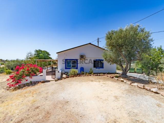 Casa de campo com 2 quartos e um grande terreno perto de Loulé