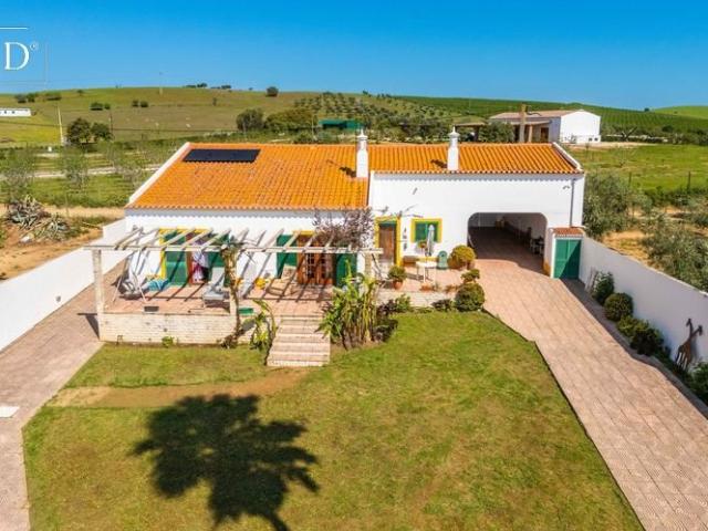 Casa de campo com 3 quartos em terreno de 5.500 m² em Baleiz. 246m² Baleizão