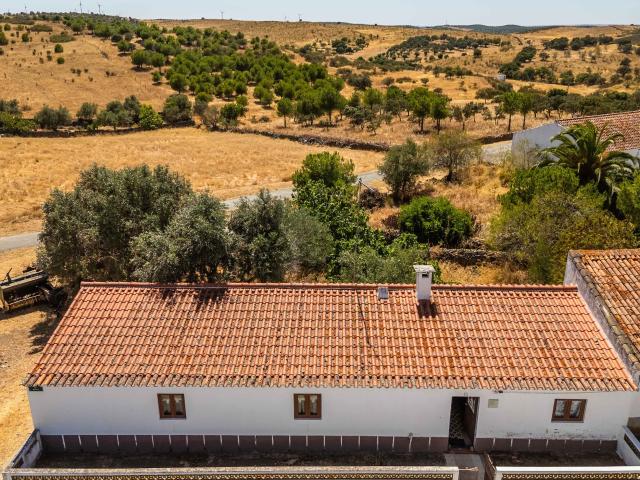 Casa de campo com terraço e potencial para renovação perto de Mértola