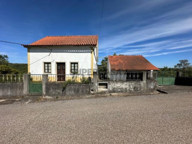 Casa de campo com terreno e anexo em local tranquilo