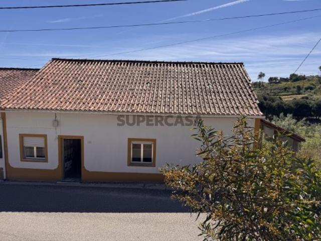 Casa geminada com terreno e vistas para campo em Cerejeira, Tomar