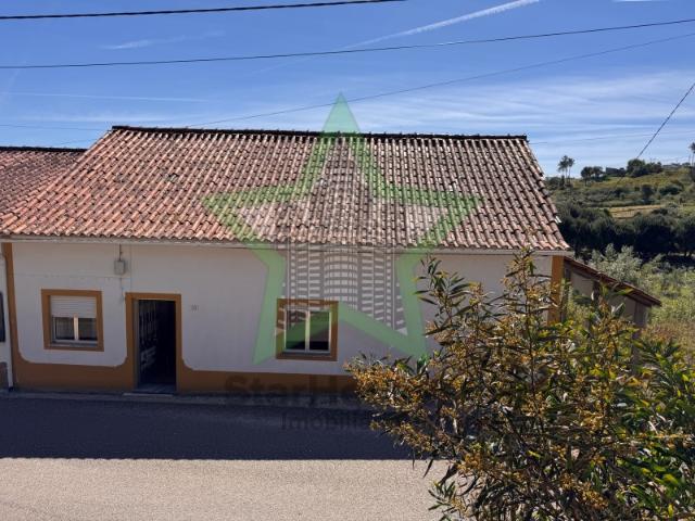 Casa geminada com terreno e vistas para campo em Cerejeira, Tomar