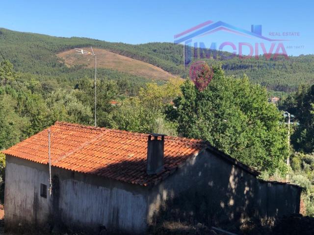 Casa de campo com terreno em Castanheira de Pera
