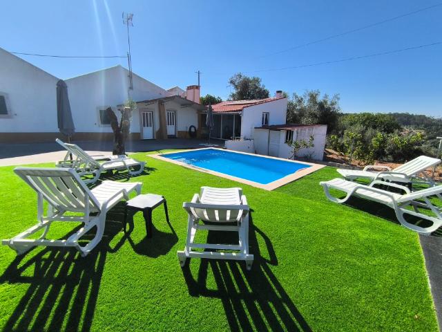 Casa de campo com piscina e barbecue