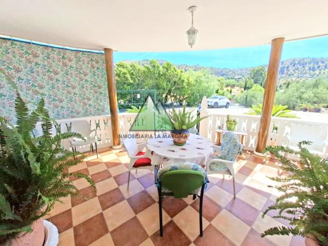 Casa de campo con 42.300 m² de finca agrícola, olivos y aguacates en Alcaucín
