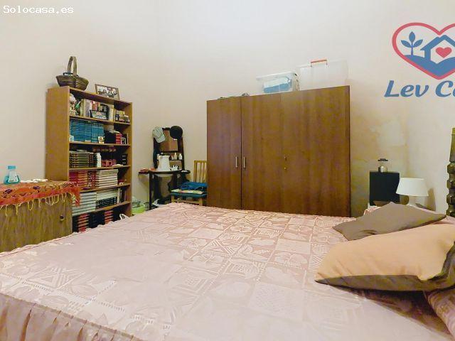 CASA DE CAMPO CON 4 DORMITORIOS, PATIO PRIVADO Y TERRENO CON 60 OLIVOS