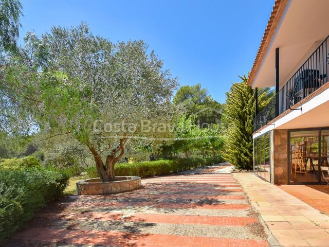 Casa de campo con 11.000 m² de terreno en venta en un bonito. 396m² Begur