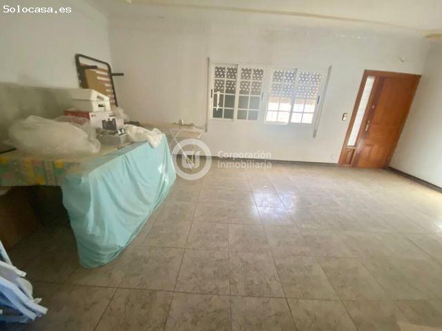 Casa de campo con tres dormitorios y naves en primera línea de carretera, en Purias