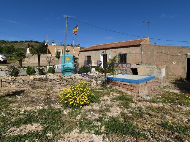 CASA DE CAMPO CON GRAN PARCELA, ÁRBOLES Y ZONA PARA ANIMALES EN PERÍN – REF. 521