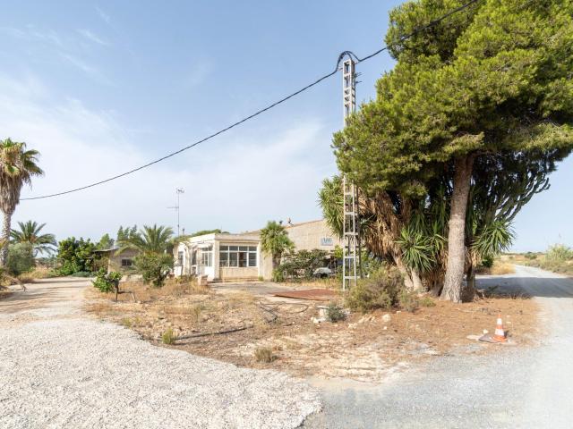 Casa de Campo de 150 metros con porche, con Nave de 240 metros, Oficinas de 28 metros y Establos y trastero de 61 metros y superficie cubierta de 650 en los establos junto al Polígono Saladas