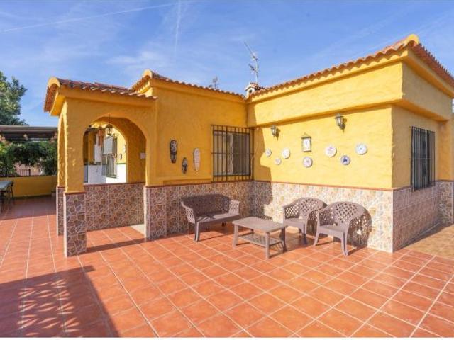 CASA DE CAMPO CON PISCINA, BARBACO Y TRASTEROS