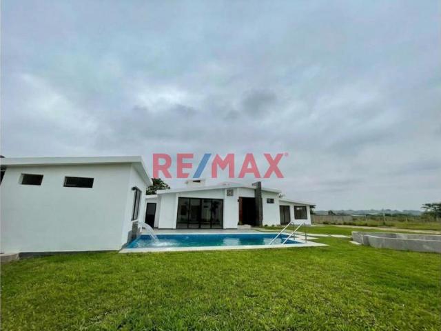 Casa De Campo Con Piscina En Condominio