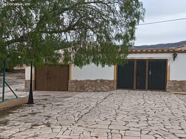 Casa de Campo con siete dormitorios y garaje en zona de La Parroquia