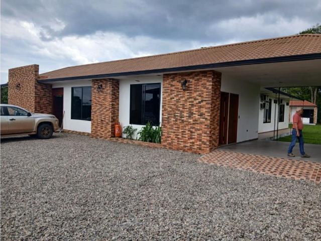 Casa de campo de alto standing de 4 dormitorios en venta Villavicencio, Colombia