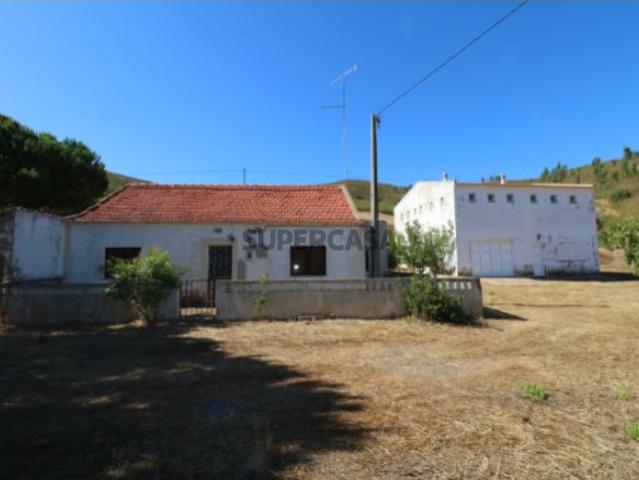 Casa de campo e armazém destinado a atividade agrícola na zona da Laranjeira no concelho de Monchique