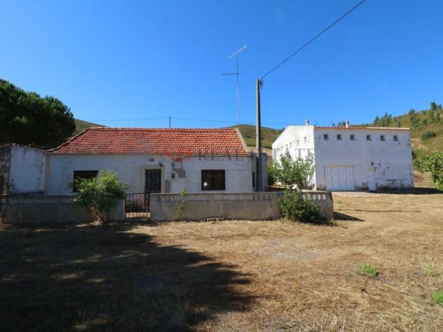 Casa de campo e armazém destinado a atividade agrícola na zona da Laranjeira no concelho de Monchique