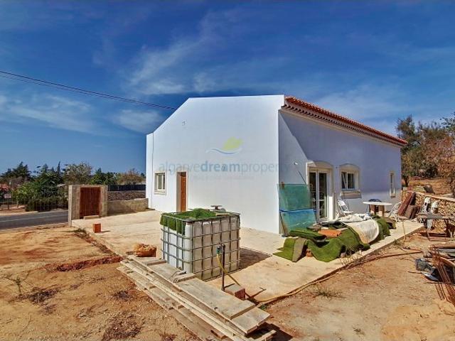 Casa de campo em fase final de renovação, muito charmosa e a 10 minutos de carro do centro histórico da cidade ou das praias