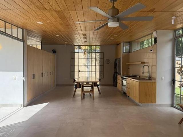 Casa más casita en San Miguel de Allende, una planta, jardín y alberca