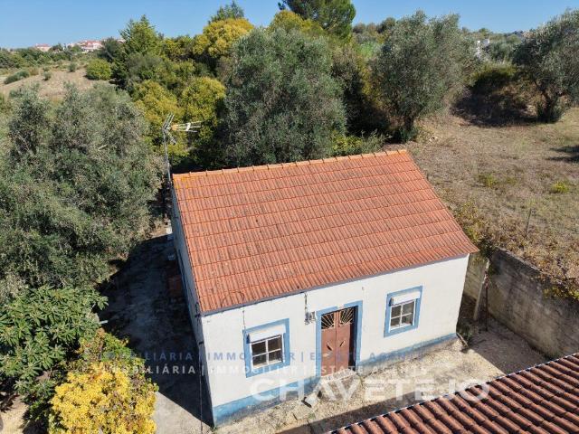 Casa de campo habitável com terreno urbano de 1.380 m² na hi. 60m² Tomar São João Baptista