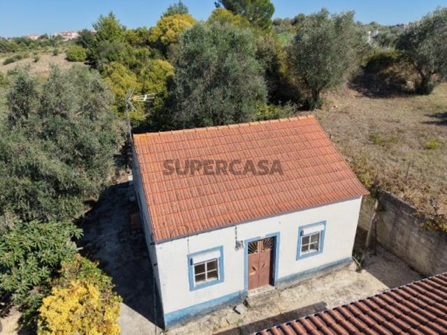 Casa de campo habitável com terreno urbano de 1.380 m² na histórica cidade de Tomar