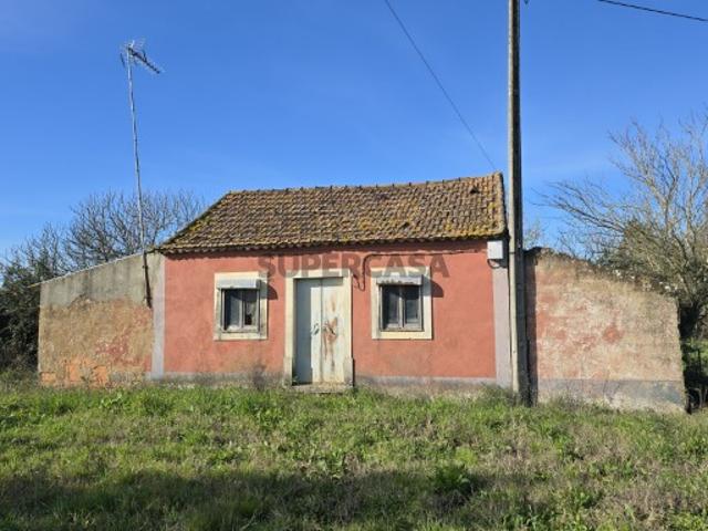 Casa de campo para renovação com excelente potencial perto de Tomar