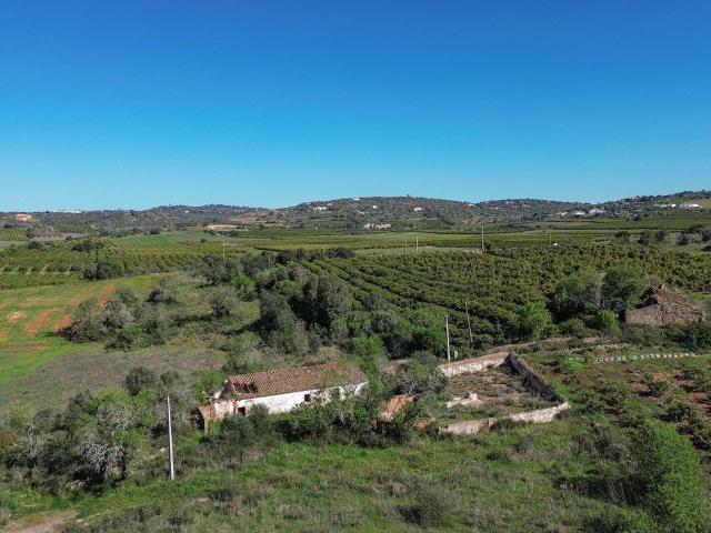 Casa de campo para renovar num terreno privado de 14.680 m² próximo a Silves