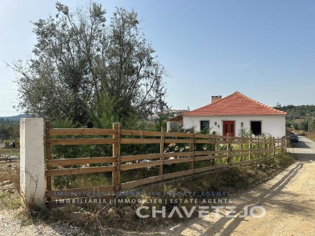 Casa de campo rústica com terreno em local tranquilo a pouco. 90m² Serra de Junceira