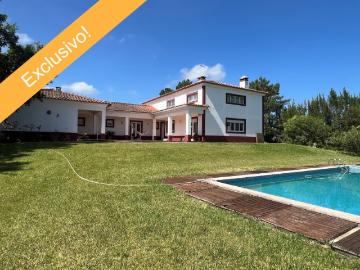 Casa de campo, T4+1, arquitectura tradicional, área bruta 303,77 m2 inserido em terreno de 16 840,00 m2