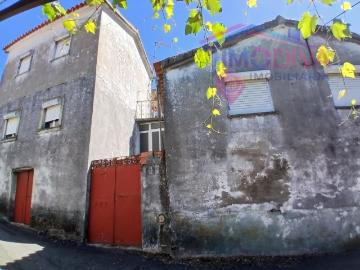 Casa de campo T3, com garagem, localizada em Amoreirinha