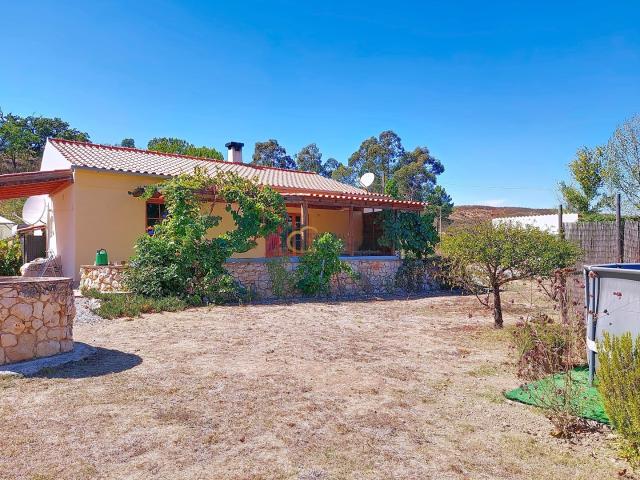 Casa de campo, térrea e renovada com vários anexos perto de Sabóia e São Teotónio