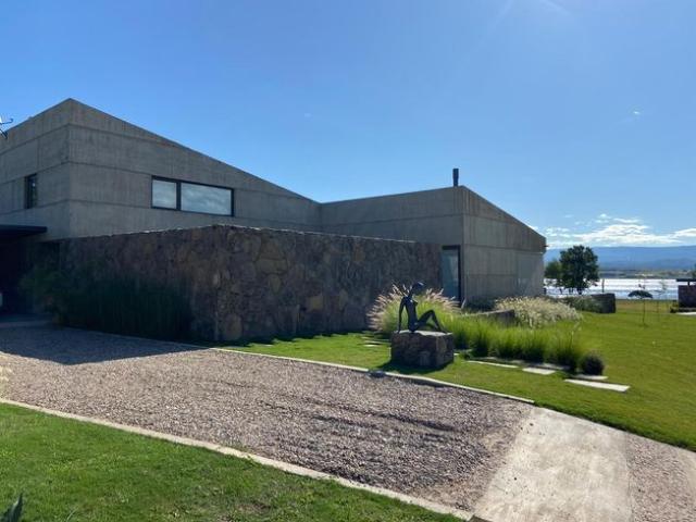 CASA DE CATEGORIA EN VENTA MOLVENTO LAGO LOS MOLINOS