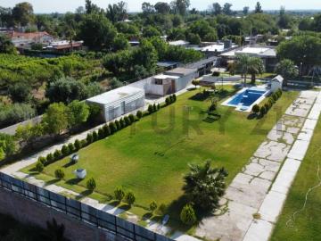 Casa de Categoría en Alquiler – 3.800 m² de Jardín y Piscina