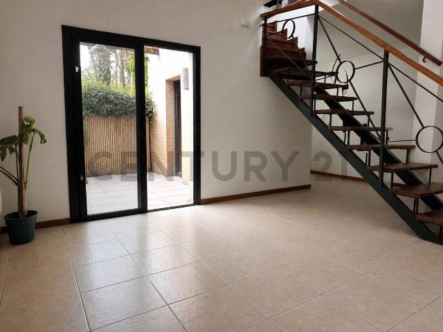 CASA DE CATEGORÍA EN ALQUILER EN CONDOMINIO LA ESQUINA – A PASOS DE HIGHLAND