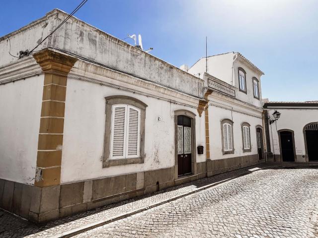 Casa de cidade espaçosa com 5 quartos, 4 casas de banho, incluindo um anexo com 1 quarto no centro de São Brás