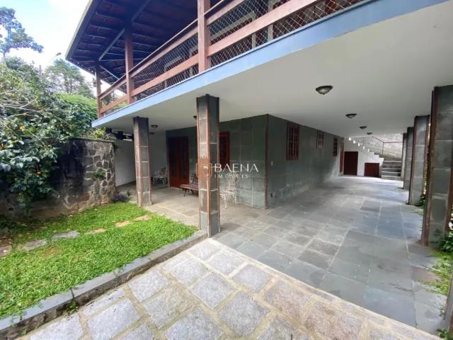 Casa de condomínio a venda, medindo 300 m² com 4 quartos sendo 1 suíte, piscina e churrasqueira