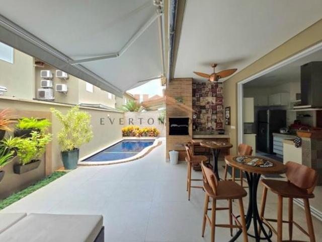 Casa de condomínio com lazer privativo e 4 quartos na praia de Juquehy