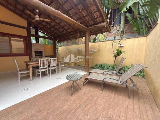 Casa de Condomínio com 2 suítes a 80m da praia de Juquehy