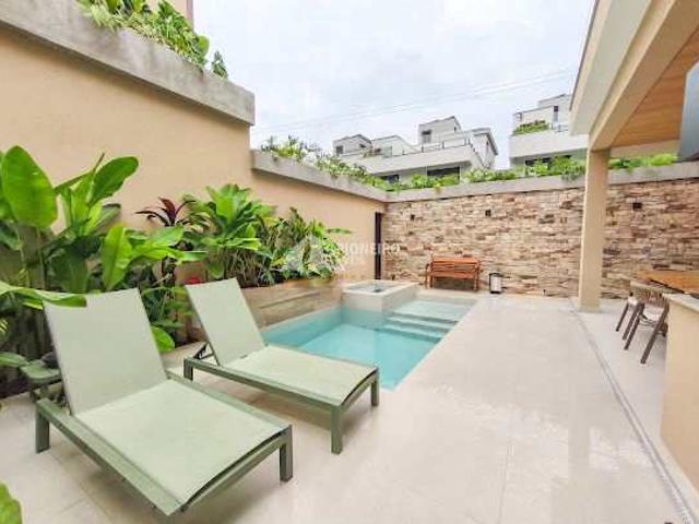 Casa de Condomínio com 5 suítes a 60m da praia