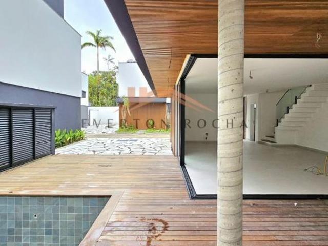 Casa de condomínio novo para venda na Barra do Sahy 4 suítes e piscina privativa