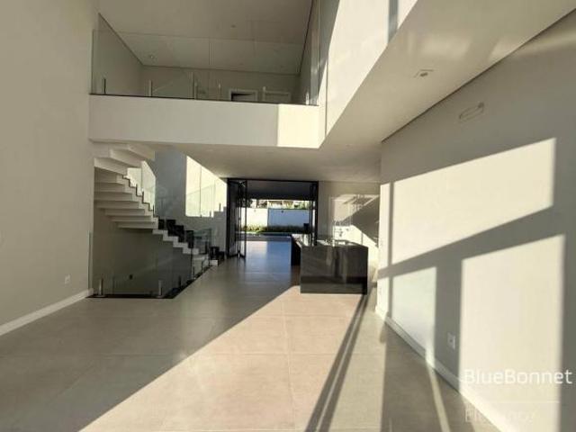 Casa de Condomínio para venda em Jardim Samambaia de 320.00m² com 4 Quartos, 3 Suites e 6 Garagens