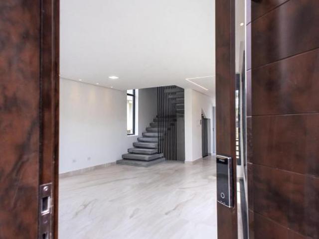 Casa de Condomínio para venda em Novo Mundo de 202.00m² com 3 Quartos e 3 Garagens