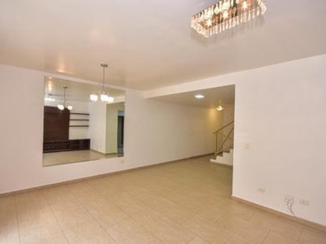 Casa de condomínio para alugar com 200m², 4 quartos e 2 vagas