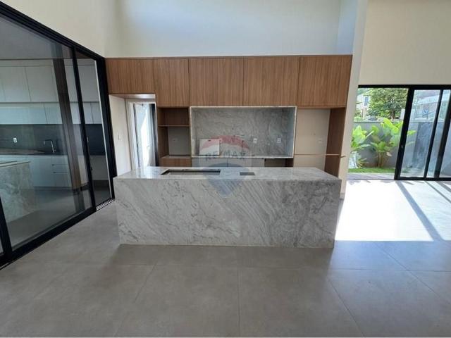 Casa de Condomínio Para Alugar Em Alphaville de 270.00 m² Com 3 Quartos E 6 Suites