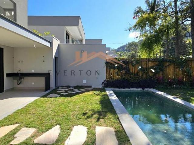 Casa de condomínio pé na areia com 4 suítes, jardim e piscina