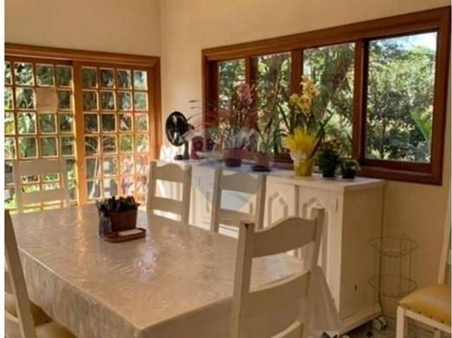Casa de Condomínio Próxima ao Shopping Granja Vianna com 4 quartos e belo jardim com árvores frutíferas