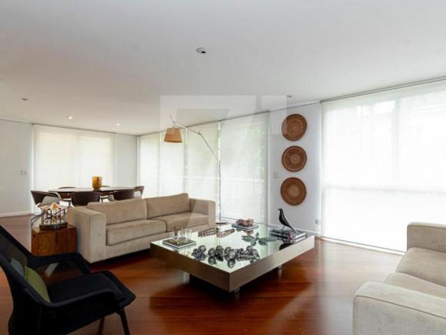 Casa de Condomínio toda reformada pelo arquiteto Arthur Mattos Casas. Vila Madalena