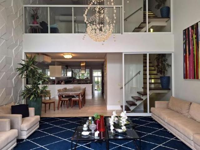 Casa de condomínio triplex com elevador com 421 m² terreno 876 m², 5 quartos sendo 5 suítes à venda
